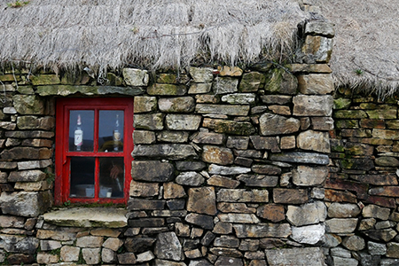 Kate mit Fenster und Schnapsflaschen