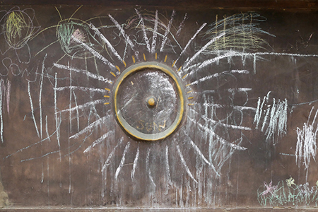 Wand mit Sonne und Kreidezeichnungen