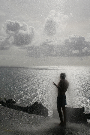 Mann auf der Stra&szlig;e duschend